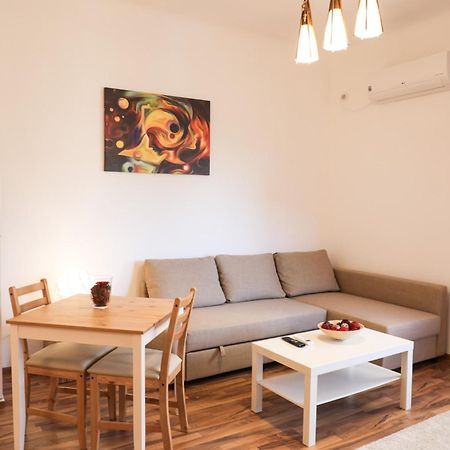 Ultracentral Apartament With Balcony - Old Town Bukares Bagian luar foto