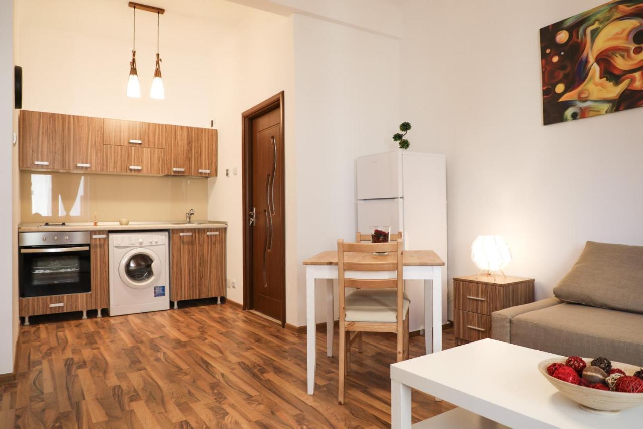 Ultracentral Apartament With Balcony - Old Town Bukares Bagian luar foto