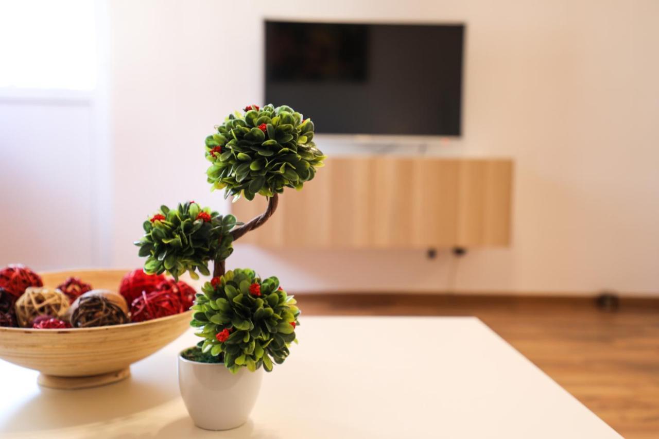 Ultracentral Apartament With Balcony - Old Town Bukares Bagian luar foto
