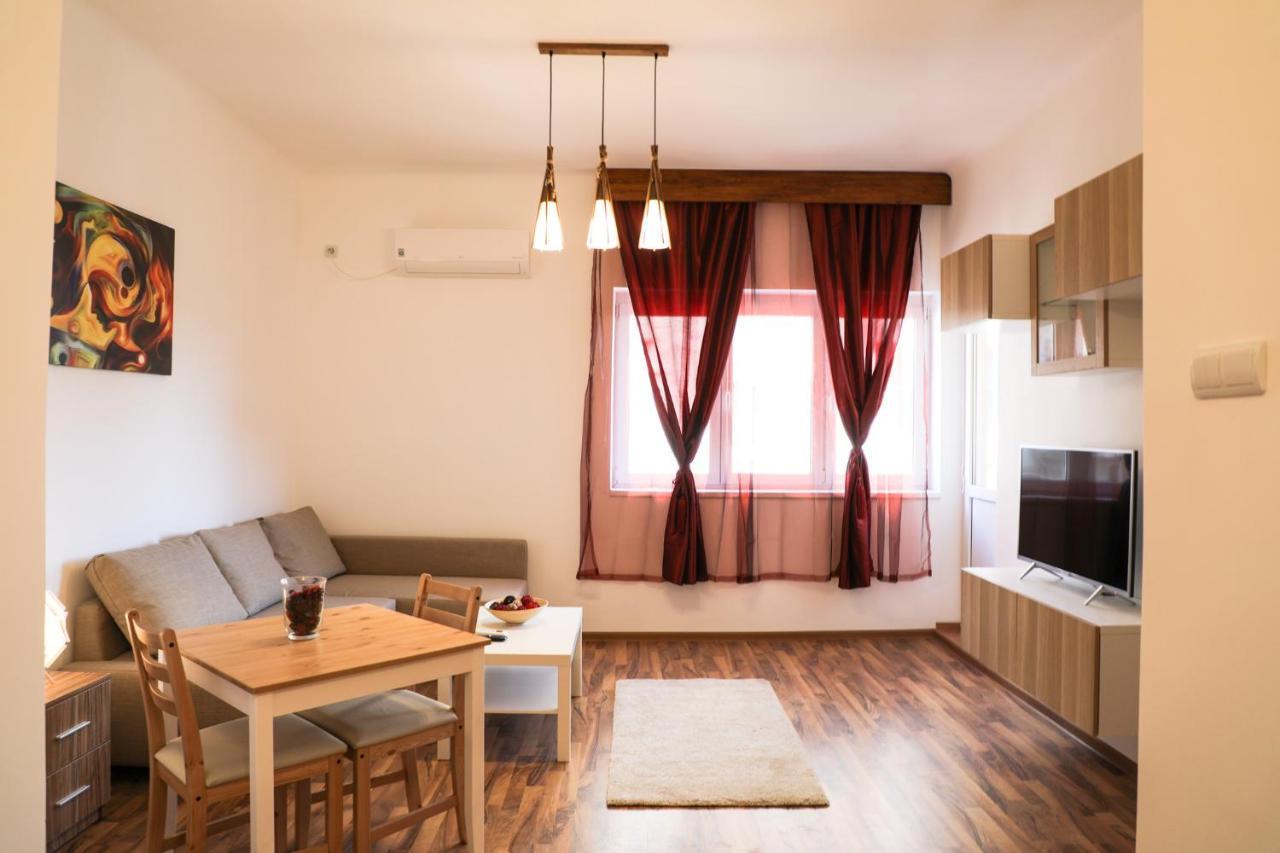 Ultracentral Apartament With Balcony - Old Town Bukares Bagian luar foto