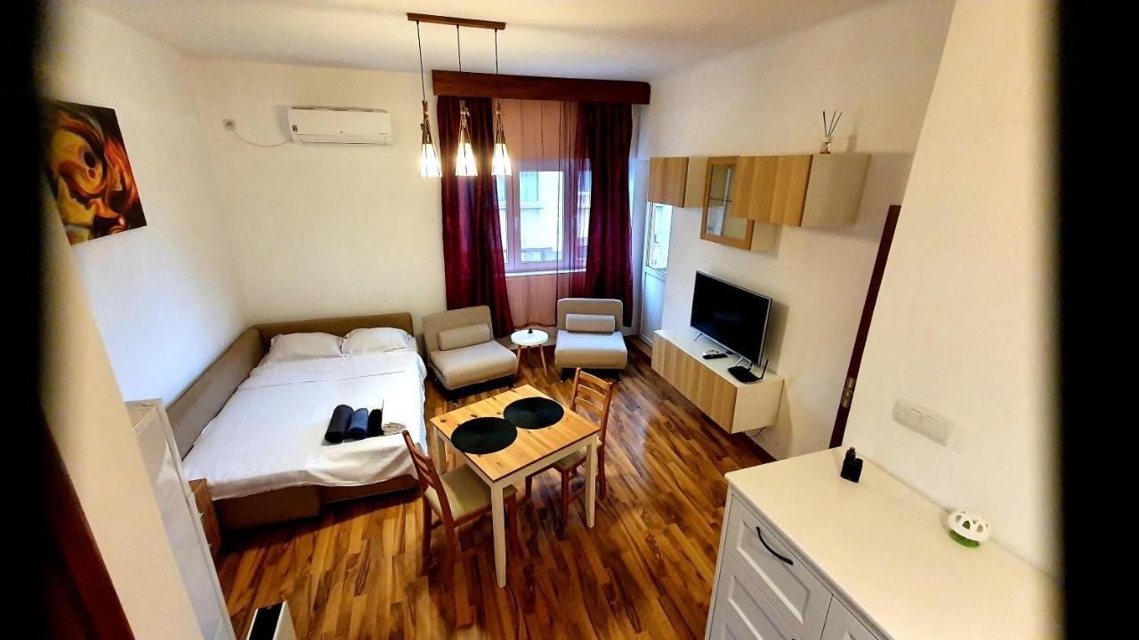 Ultracentral Apartament With Balcony - Old Town Bukares Bagian luar foto